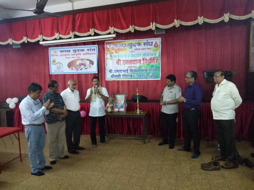 Shri. Sunil Rane attended the blood donation camp organized by Kutch Yuvak Sangh at St. Annes School, Borivali West, along with Trustees Mr. Tarun Motta, Ms. Komal Chheda and others.