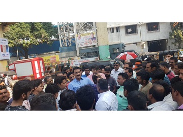 MCGM took down the illegal stalls at Borivali fruit and vegetable market after the meeting last week, as informed by the citizens.