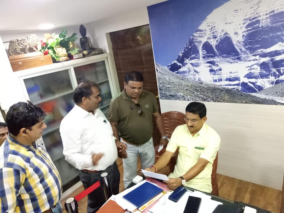 Shri. Sunil Rane Friday morning began with addressing the citizens of Borivali at MP Shri. Gopal Shetty Ji's office!