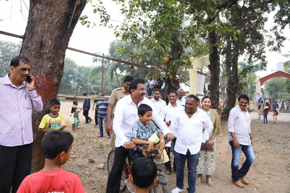 Happiness can be seen on everyone's faces!!  The highlight of yesterday's day was spending time with these kids that live across the creek in Gorai village, celebrating Christmas with them and distributing notebooks and Ice-creams.