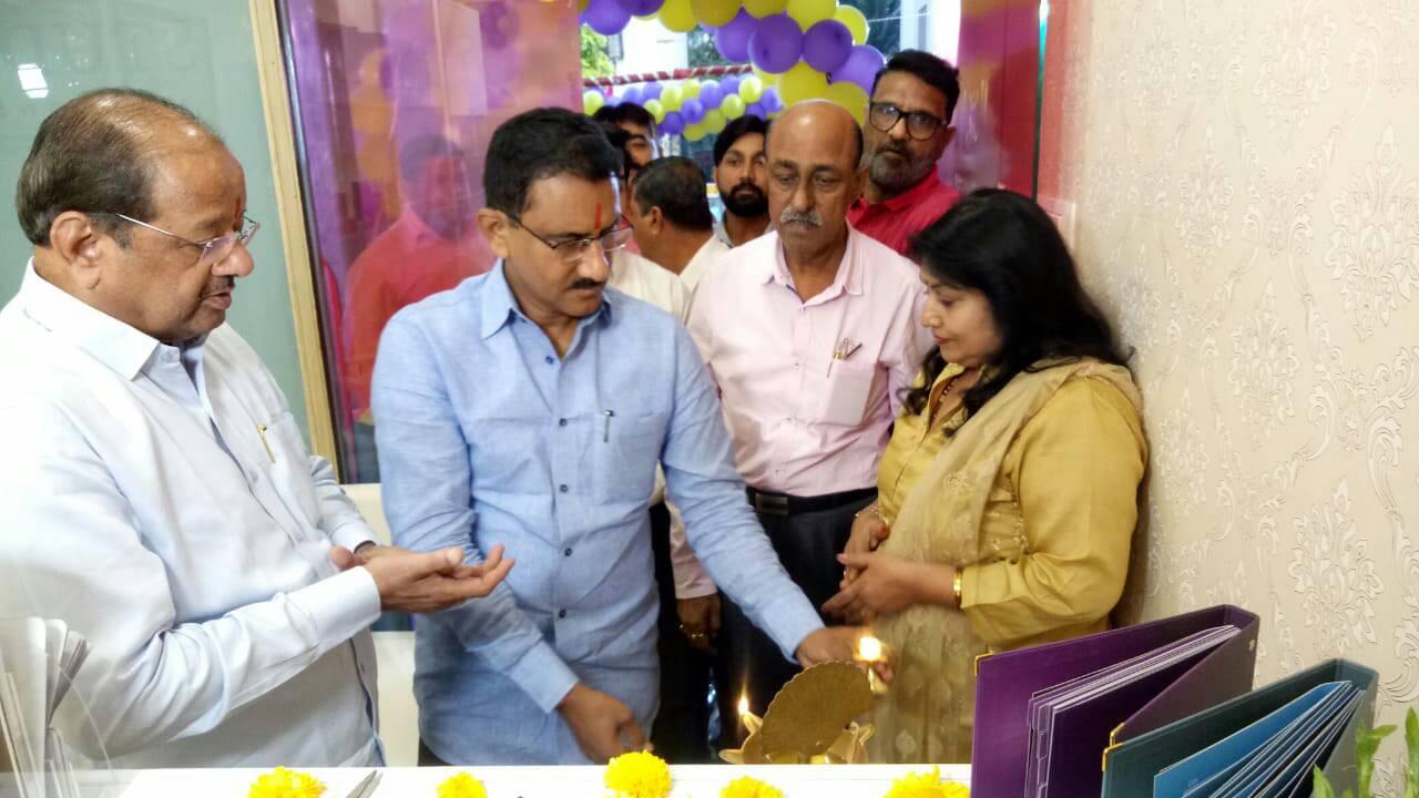 Shri. Sunil Rane inaugurated a Salon & Spa named 'Studio 11' with MP Shri Gopal Shetty Ji at Mahavir Nagar, Kandivali West, and congratulated the owners.