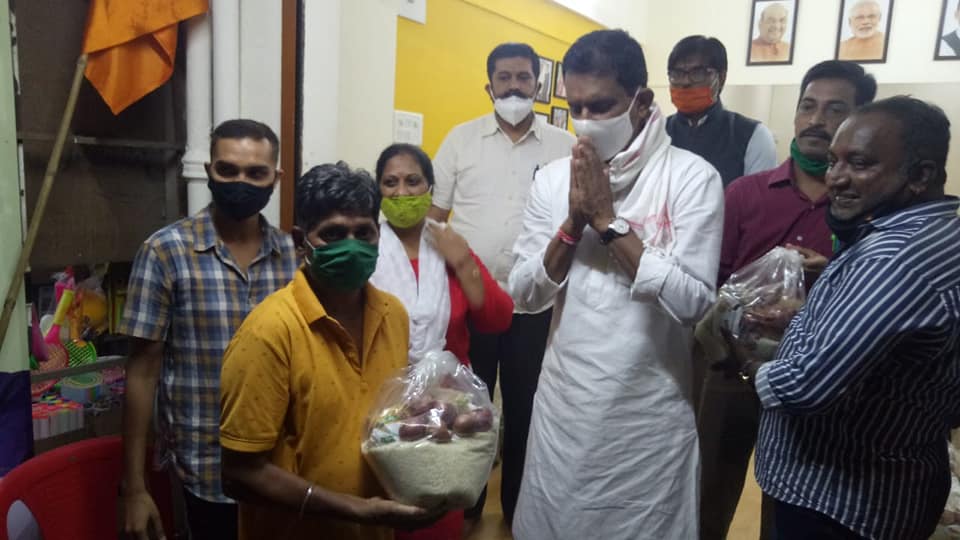 On the occasion of Seva Din, distributed food grains to the citizens at the new BJP Office in Gorai-2, along with Former Corporator Mr.Shiva Shetty.