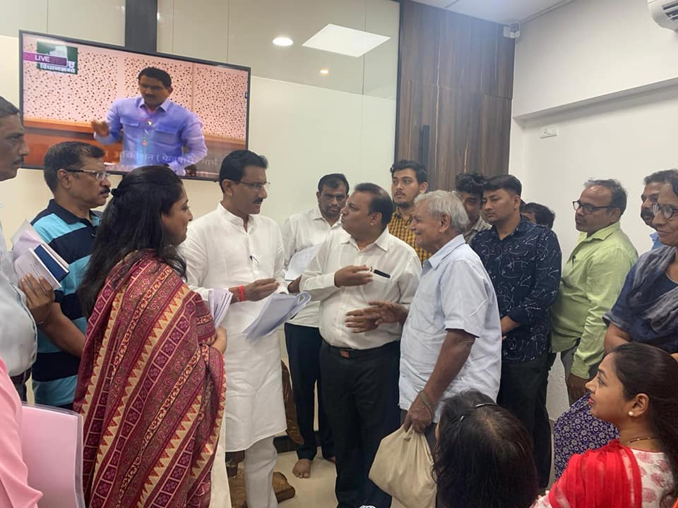 Shri. Sunil Rane spent the entire morning and noon, at the new BJP office in Borivali, to resolve the issues of the residents of the constituency
