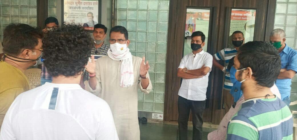 Shri sunil Rane met the parents of SSC and HSC students at the BJP office in Borivali, today, and discussed regarding the problems faced by them regarding the college admission process.