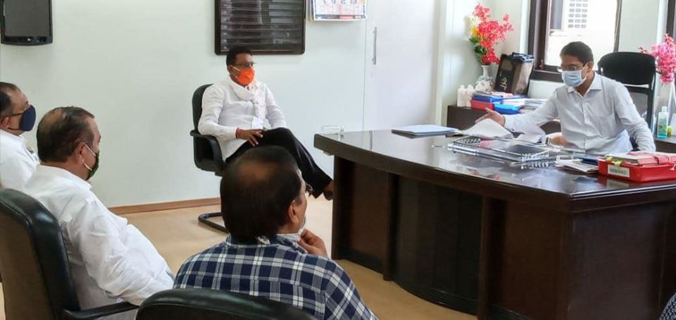 A meeting was held with the Deputy Commissioner of MCGM Mr. Vishwas Shankarwar, in order to redress the grievances received from the citizens of Borivali Constituency regarding Arihant hospital.