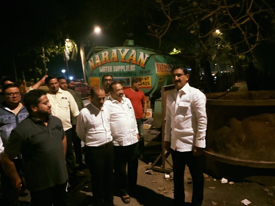 Shri Sunil Rane took a night round around Borivali West to check the various Road work status, harassment by the auto richshaw drivers , Cleanliness issue at the Fruit and Vegetable market and harrasments caused by it all to the citizens.  Spoken to the P