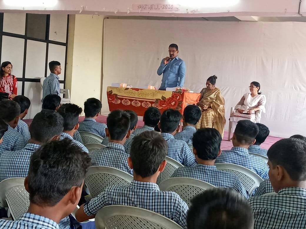 Shri. Sunil Rane visited visited G.H. School in Borivali East and distributed 