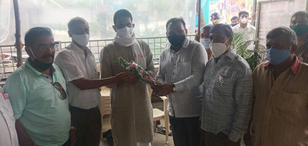 Representative of Charotar Rukhi Community Mr.Jagdish Waghela along with his team visited the BJP office in Borivali, today and has promised to support BJP from Gorai 1 and 2.