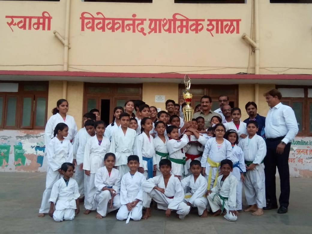 Shri. Sunil Rane visited Swami Vivekanand Primary School at Chembur and congratulated the winners of the Karate Competition. Also, encouraged the students to be active in sports! #FitIndia