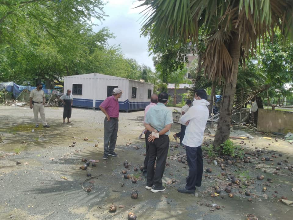 Shri Sunil Rane visited the ground near new MHB Colony beside VK Menon School as well as the grounds adjacent to Sambhaji Maharaj Park to discuss regarding the developmental work of these grounds along with karyakartas.