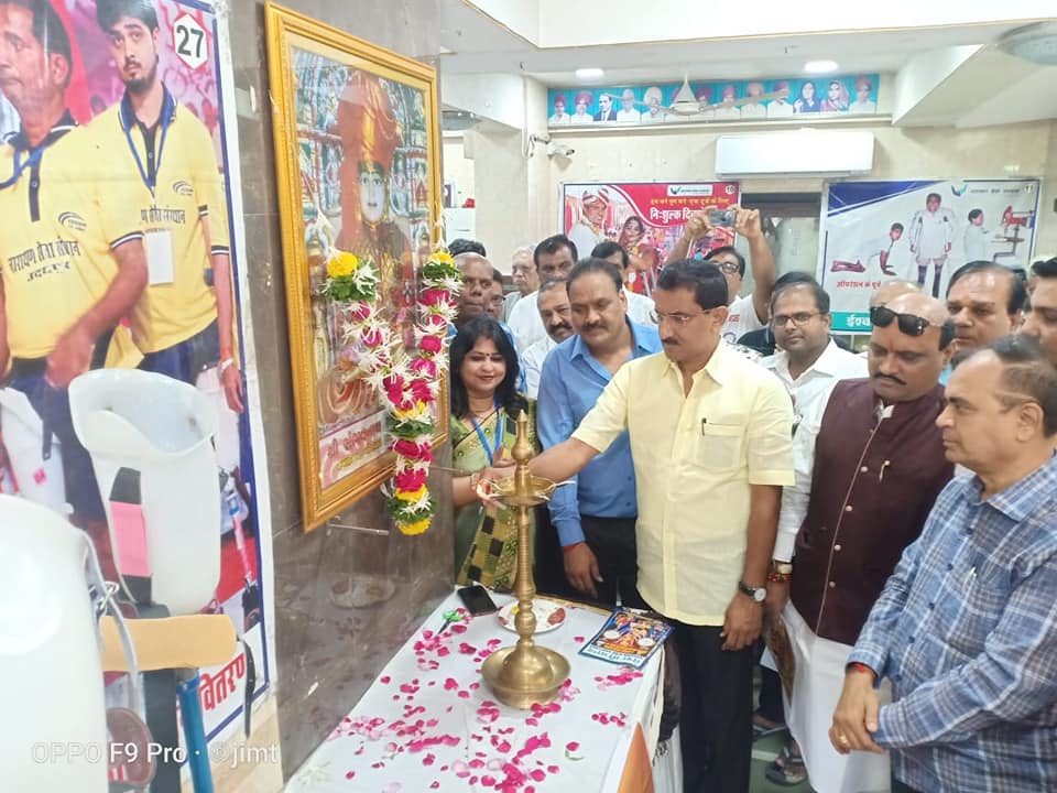 Shri. Sunil Rane visited Narayan Seva Sansthan's free distribution drive of Prosthetic organs to physically challenged people with the trustee of Sahyog Seva Group.