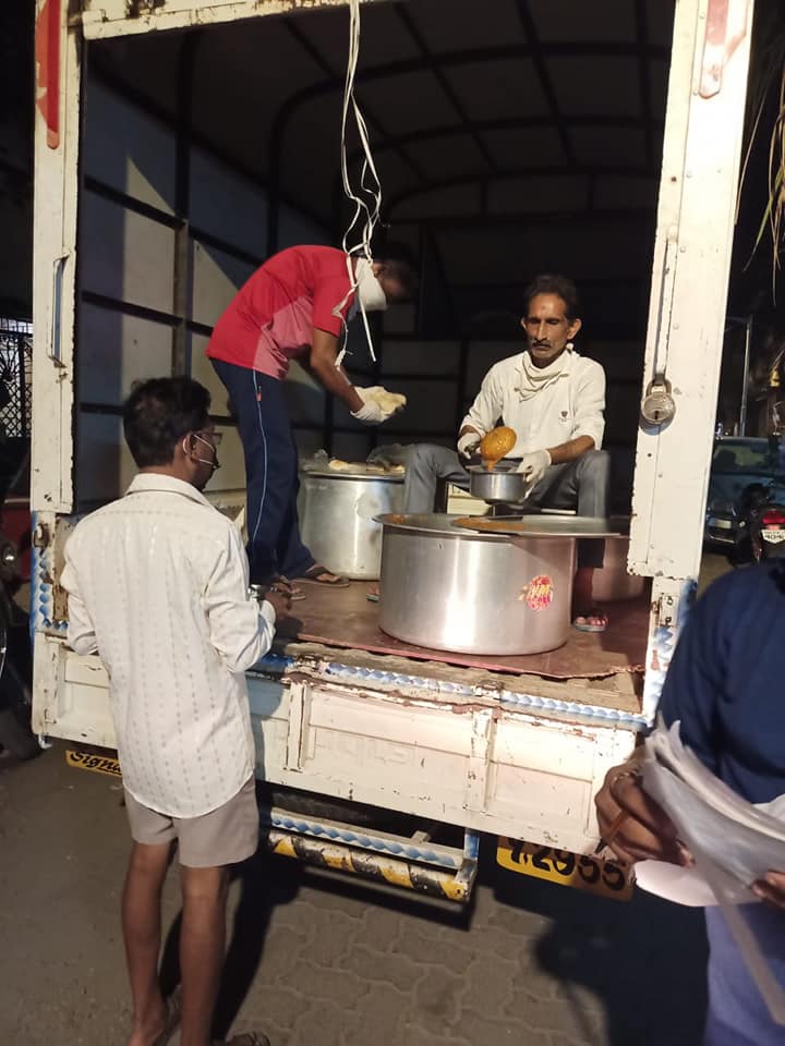 Since many people are not getting proper meals, it is important for us as responsible citizens to keep helping those in need by providing them with food. Therefore, the food and RO Purified water tanker arrangement for today for the ones in need in Charko
