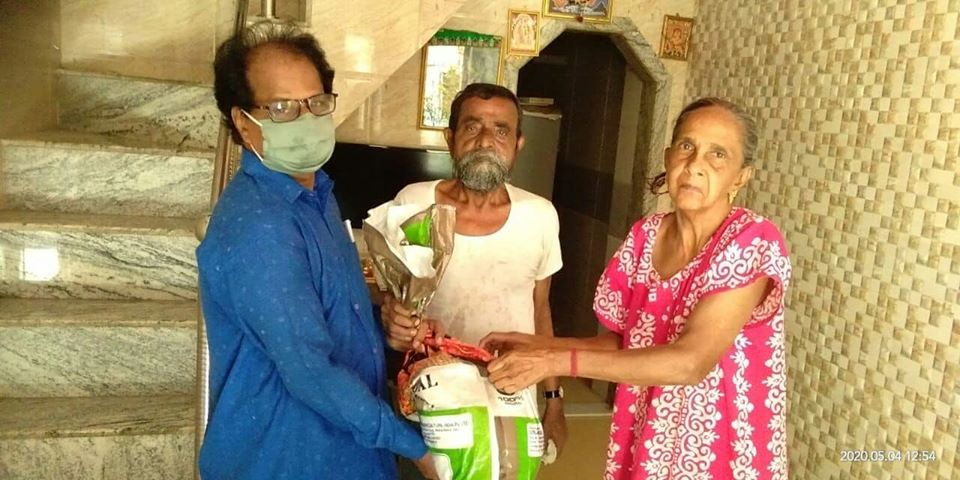 The prevalence of Corona virus is increasing day by day and all the citizens of Borivali constituency need to be taken care of. On behalf of BJP, Borivali Constituency, Borivali Mandal President Shri. Amar Mehta distributed food grains to senior citizens 