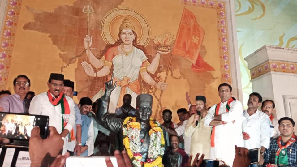 Shri. Sunil Rane Concluded the long march from  'Veer Savarkar Udyaan, Borivali' to 'Veer Savarkar Smarak, Dadar' organised in honor of Late Shri Veer Savarkar Ji as a protest against Rahul Gandhi opposing his shameful statements.