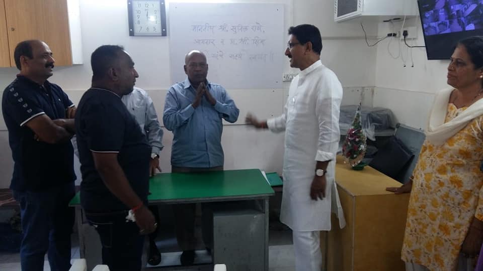 Shri Sunil Rane met residents of Shivsagar Society, Gorai and discussed regarding the OC issue which is pending since 2001 from MHADA.
