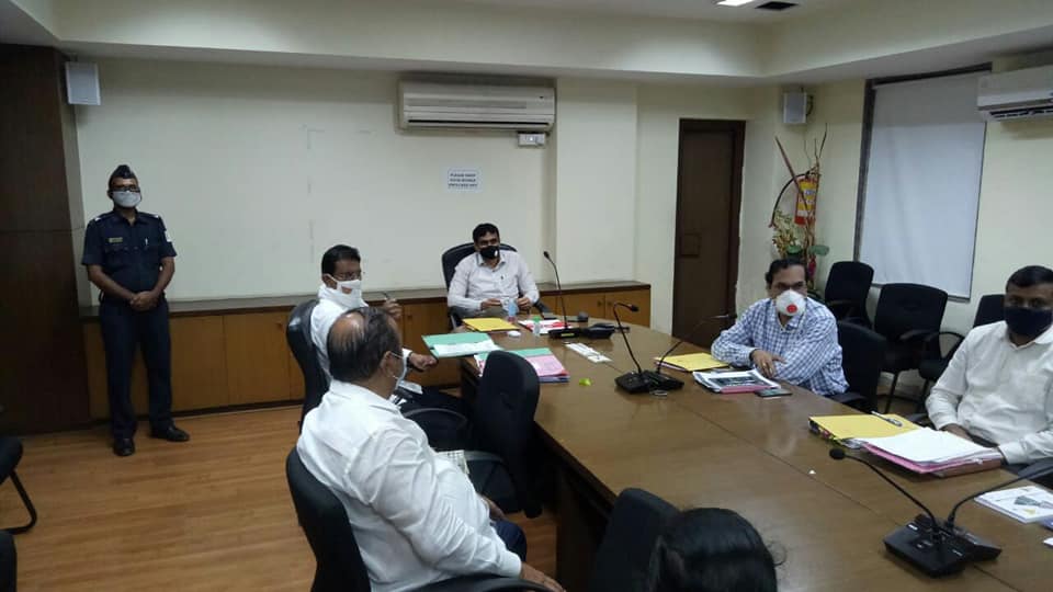 Shri Sunil Rane met the Chief Executive Officer of SRA, Mr.Satish Lokhande at the SRA office in Bandra, to discuss regarding the pending projects of the constituency.  Corporator Mr.Pravin Shah and Mrs.Asavari Patil were also present for the meeting.