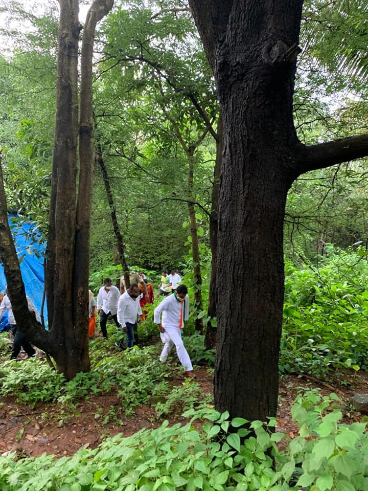 Shri Sunil Rane visited Jamdar Pada forest in Gorai, 70 Local families have been drinking borewell water for the past 25 years. Interacted with the citizens and inspected the forest along with former Corporator Mr.Shiva Shetty, Borivali Tribal Project off