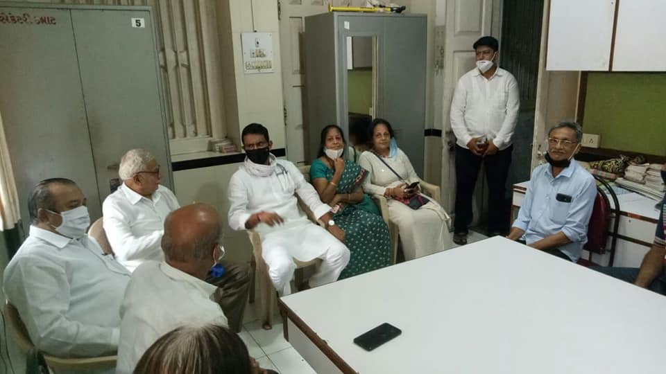 Shri Sunil Rane met the trustees of Jain Derasar, Mr.Pravin Doshi along with Ms.Rupa and Mr.Arun Mehta.