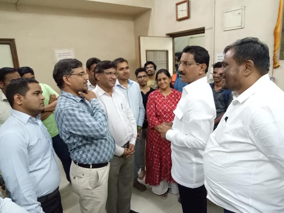 Shri. Sunil Rane visited a BMC library in Borivali East this evening. In the meantime, interacted with some students who had issues regarding the same.