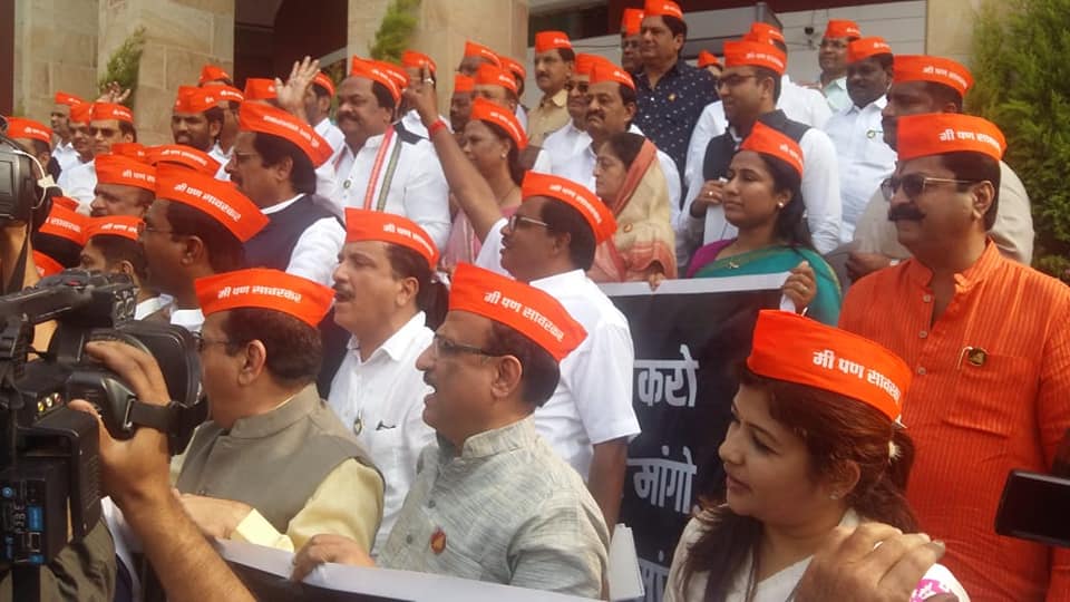 Shri Sunil Rane attended  The winter session of the Maharashtra Legislative Assembly has begun and all the MLAs protested at the entrance of the Nagpur Legislative Assembly today on the abusive statement made by Rahul Gandhi to the Savarkar. Rahul Gandhi 