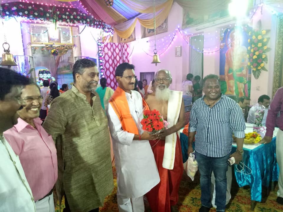 Shri. Sunil Rane took the blessings of Shri. Shirodkar Guruji on the event of Datta Jayanti at Link Road, Borivali West