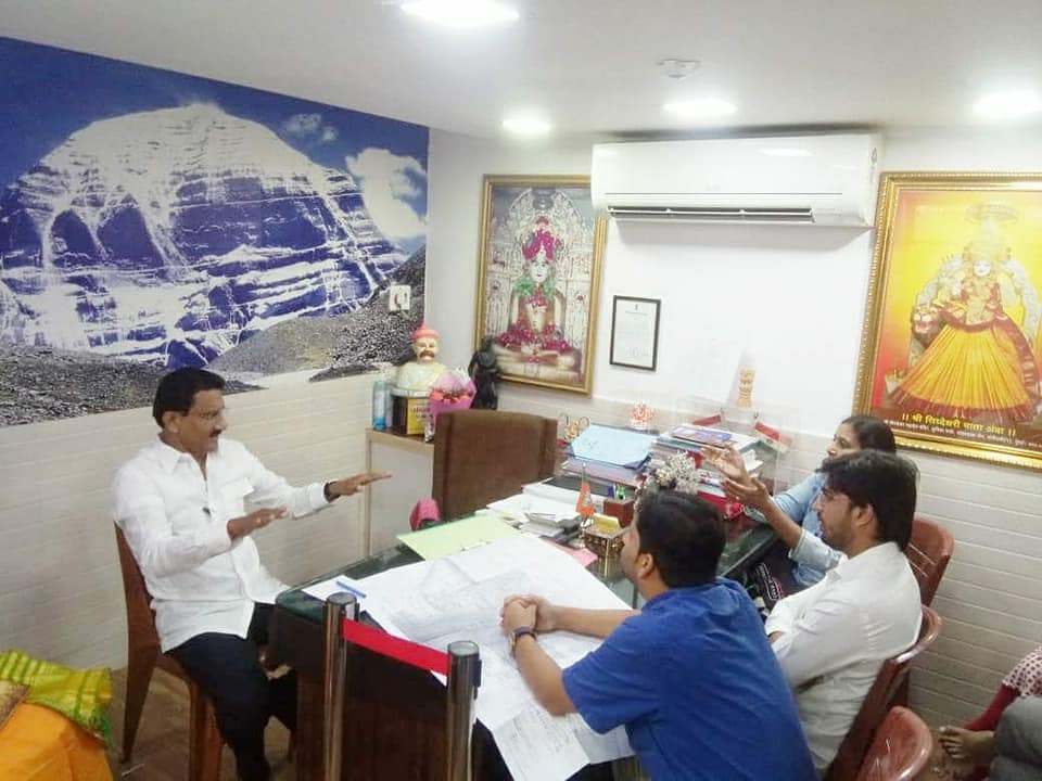 Shri. Sunil Rane started the morning by addressing the citizens of Borivali at Hon. Gopal Shetty Ji's office.